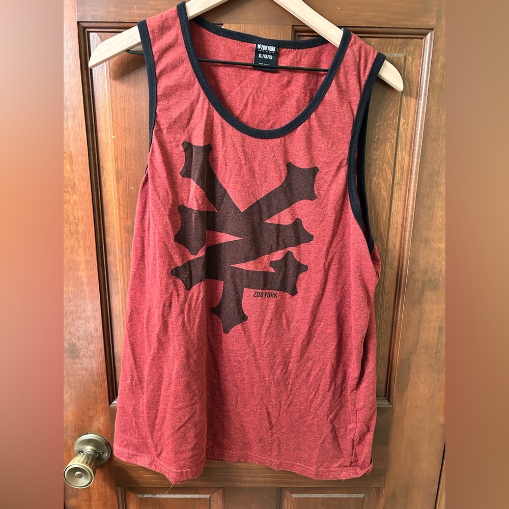 💜 CLEARANCE ZOO YORK Rust Brown and black Graphic tank top. Size XL.